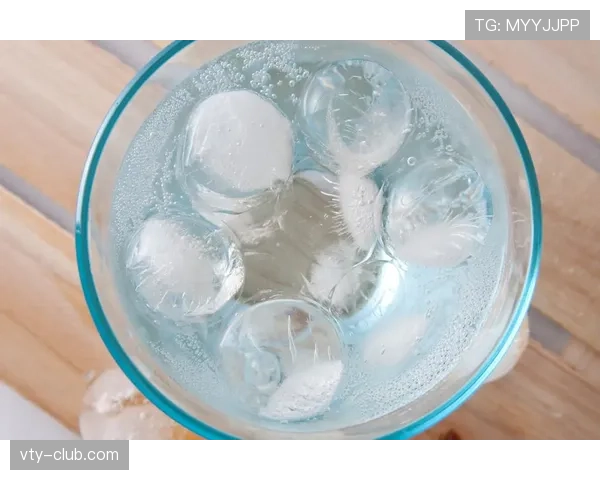 安洗莹训练完直接啃冰块降温，这自律程度我连她喝水的杯子都配不上
